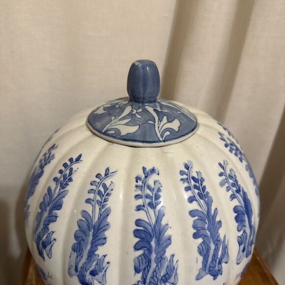 Elegant Blue & White Porcelain Vase Jar Foo Dog Floral Qianlong VTG Hand Painted - Picture 3 of 9